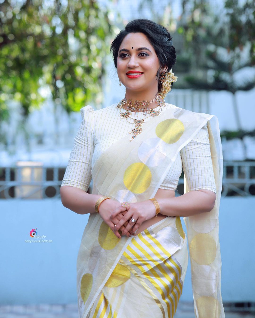 MALAYALAM ACTRESS MIYA GEORGE BEAUTIFUL JEWELRY IN WHITE SAREE 7